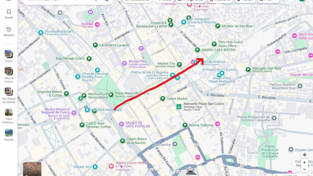 クスコのメイン広場（アルマス広場）からショッピングにおすすめの通りを赤い線で示した地図