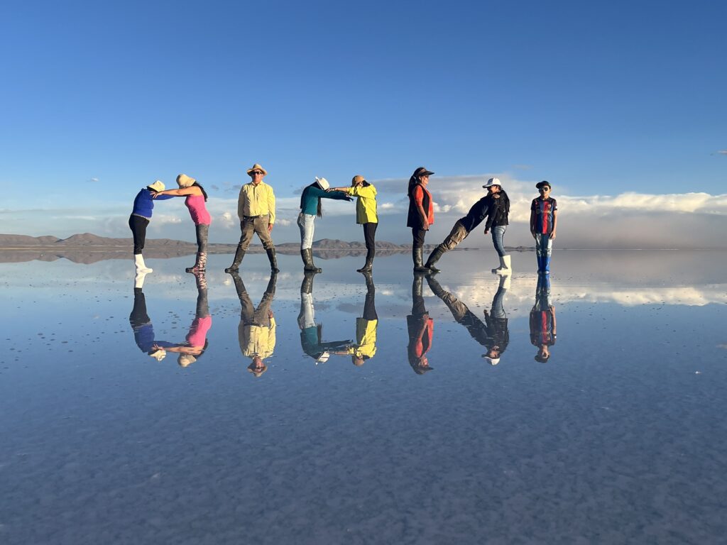 鏡張りを利用して「UYUNI」の文字を作ったトリック写真