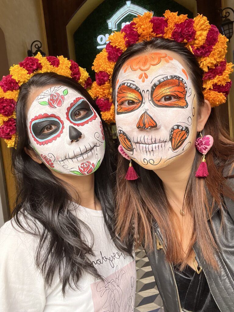死者の日のフェイスペイントをした写真