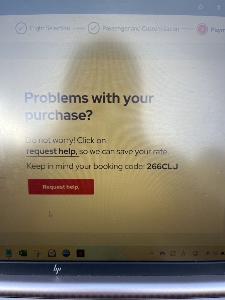 アビアンカ航空のサイトで表示された画面。記載されているのは「Problems with your purchase? Do not worry! Click on request help, so we can save your rate. Keep in mind your booking code: 266CLJ」の文章と「Request help」のボタン。